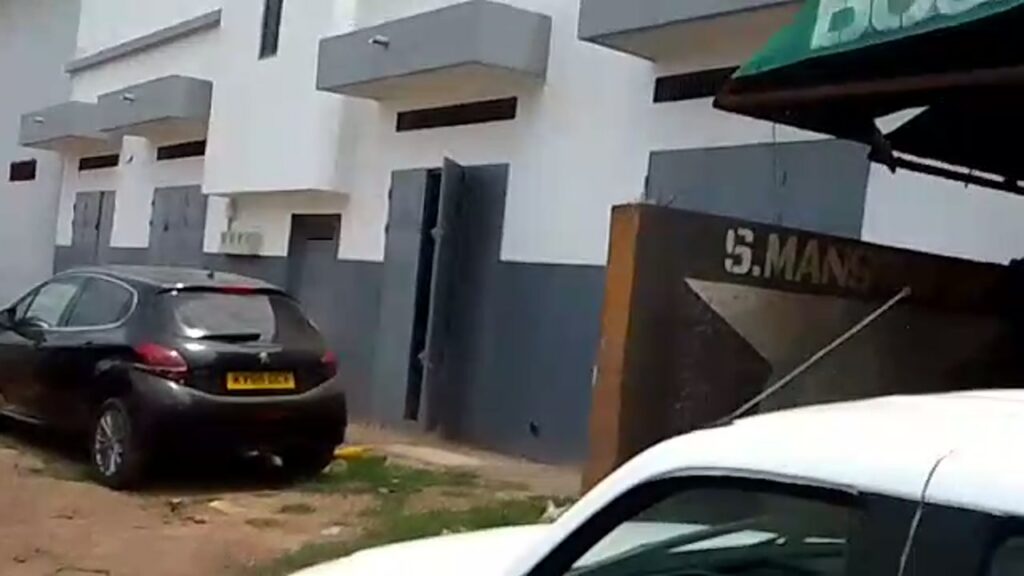 Immeuble de rapport mixte R+2+terrasse 300 m² à Thiès Grand Standing derrière EDK — Vente 250 000 000 FCFA