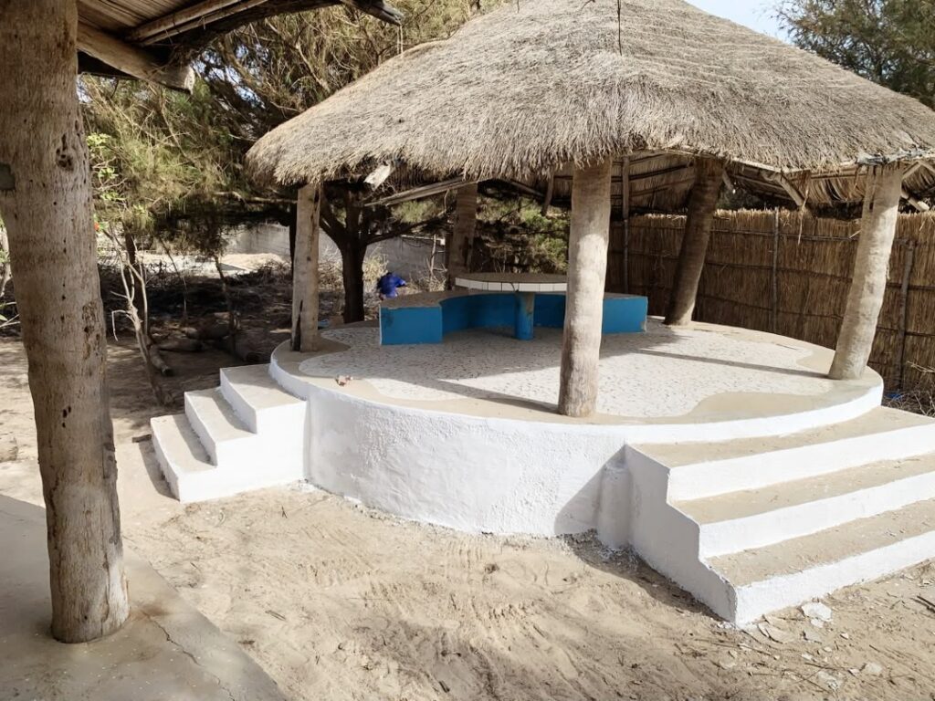 Maison traditionnelle en case à vendre à Mboro, face à la mer